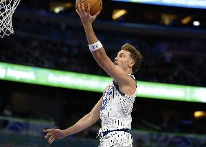 三分很準(zhǔn)！小瓦格納半場9中5&三分3中3拿到14分 另有3板1帽