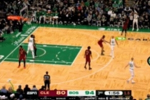 這也能行！安芬尼-西蒙斯被逼搶扔出超遠壓哨三分命中