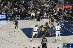 還是很生澀！弗拉格慢三步持球突破外傳 西卡候個(gè)正著將球攔截