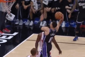 扣籃王之姿！拉文突破秀單臂戰(zhàn)斧劈扣