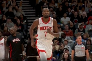 打卡下班咯！亞當(dāng)斯連續(xù)搶到前場板 杜蘭特三分一擊斃命！