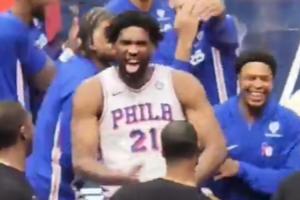 憋壞了！逆轉(zhuǎn)后恩比德&替補(bǔ)席噴垃圾話+疑似不雅動(dòng)作反擊奇才球迷