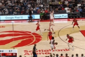 還是你！伊森三節(jié)結(jié)束再中超遠(yuǎn)準(zhǔn)壓哨三分！首節(jié)命中過壓哨三分