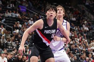 媒體人：不延誤就不積極？楊瀚森這種大中鋒防擋拆收著防很常規(guī)