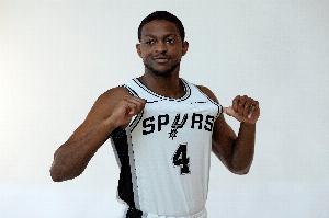 蘇群：等?？怂够貋?馬刺外線會出現(xiàn)幸福的煩惱 一顆球不夠分