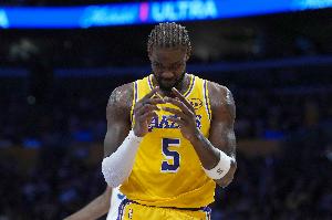 疑似背部受傷！湖記：艾頓背部纏著繃帶回到板凳席 仍可繼續(xù)登場