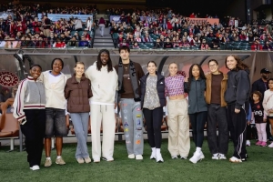 足籃聯(lián)動！霍勒迪&阿夫迪亞造訪女足波特蘭荊棘隊 阿福顛球秀球技