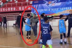 惡劣！場(chǎng)邊家長(zhǎng)沖進(jìn)場(chǎng)內(nèi)推倒比賽小球員 引發(fā)多方家長(zhǎng)沖突斗毆