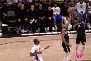 大水沖了龍王廟！籃網(wǎng)反擊送空接 曼恩和克拉克斯頓搶一起成失誤