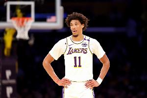 首節(jié)很完美！海斯出戰(zhàn)7分鐘5中5砍11分 還扔進(jìn)一記三分！