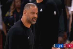 拉塞爾過(guò)掉謝潑德輕松上籃得分 烏度卡不滿喊暫停