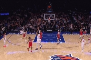 高炮臺！唐斯弧頂壓哨三分出手后被撲倒 球進還要加罰