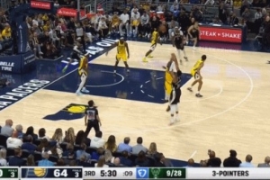 抬手就有！字母哥首次出手三分隨即命中 幫助雄鹿保持領(lǐng)先