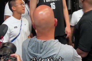 來自主帥的關注，比賽打完開拓者主帥比盧普斯第一時間來看楊瀚森