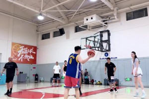進(jìn)步很快！小姐姐曬視頻：學(xué)打球的第七月 享受籃球帶來快樂