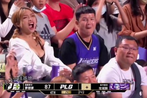 不就是進(jìn)了一記空位三分嘛！女球迷至于激動(dòng)地張大嘴巴么？??