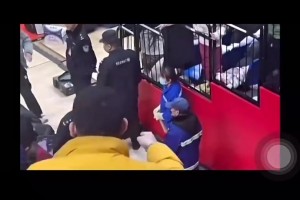 楊瀚森此前在CBA受傷時離場，遭球迷辱罵：CNM，死去吧??