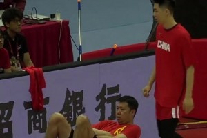 開始熱身？王治郅喊朱俊龍拿來泡沫軸自己拉伸