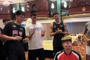 杜峰生日唱生日歌時徐昕疑似想提前離場被隊(duì)友勸回