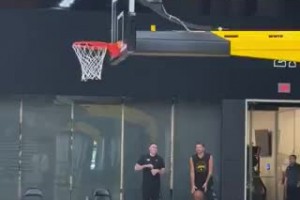 續(xù)約好心情！東契奇續(xù)約后馬上就開始了訓練 還秀起了籃筐后投籃