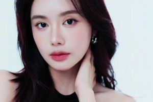 自帶光芒啊！美娜一身黑色長裙穿搭：Hey it’s me~