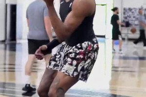 簽了大合同也不松懈！杰倫威右手手術(shù)后練習(xí)左手投籃