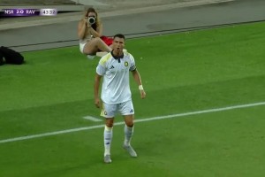 菲利克斯送助攻！C羅跟進(jìn)打門得手！勝利2-0領(lǐng)先里奧阿維！