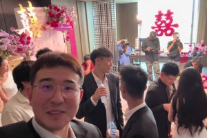 劉傳興結(jié)婚啦！他跪著都快比旁邊小姐姐站著還高啦??