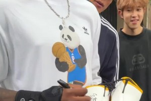 穿8號原因！杰倫威中國行為球鞋簽名 鏡頭拉到小腿處有科比紋身