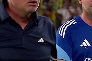 心理戰(zhàn)？穆帥在裁判等VAR時提前舉手慶祝，進球被取消后一臉懵圈