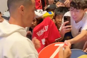 球迷太瘋狂了，C羅簽名都忙不過來??