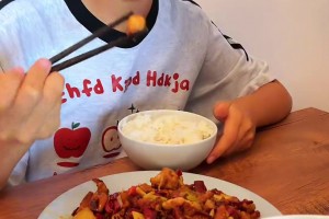 80后夫妻花費200萬送女孩去西班牙踢球，青訓(xùn)成本是真高啊…