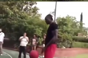 哎呦 不錯哦！霍華德野球場跟球迷單挑 三分五中五帶走比賽~