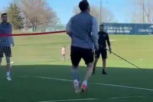 配合默契的蘇牙和梅西！名場面：巴薩U40的2v2網(wǎng)式足球！