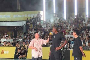 賽場(chǎng)1打5！萊昂納德中國(guó)行學(xué)習(xí)詠春拳 打完之后說(shuō)：我要打十個(gè)