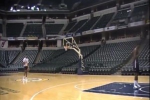 年輕時(shí)的保羅-喬治也很能跳啊，輕松飛躍2米18的希伯特單臂暴扣！