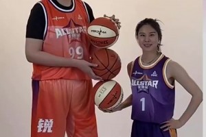 身高差距三個球！2米23的張子宇和1米8的王思雨合影，這反差簡直了