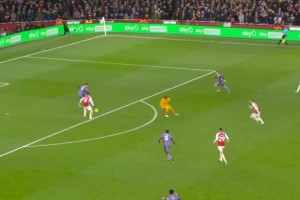 超級(jí)超級(jí)巨大失誤！馬丁內(nèi)利硬生生撞開(kāi)范迪克破門