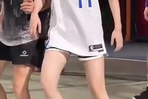 野球場這位“女東契奇”打球什么水平，防守十分積極啊??