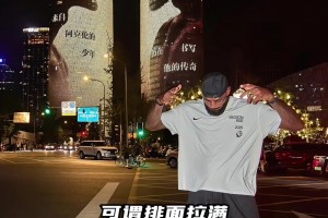 第一次播放體育明星！詹姆斯成都雙子塔打卡 并在雙子塔前戴皇冠