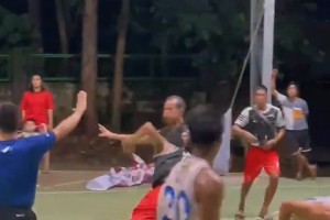 “他到底做了什么事情被球場(chǎng)上的人如此追殺??????”