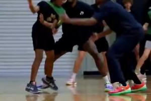 扣籃也很瀟灑！?？怂箙⒓忧嗌倌暧柧殸I展示大風車扣籃！