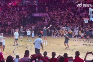全場都嗨了！詹姆斯中國行現(xiàn)場展現(xiàn)暴扣，并與李夢(mèng)激動(dòng)擁抱