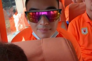 泰山隊(duì)出征上海，瓦科在車(chē)上與隊(duì)友合拍玩上了特技