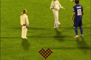 岳父大人！莫德里奇在球場上教女兒顛球??