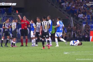 得不償失！當(dāng)著裁判面報(bào)復(fù)對(duì)手！裁判：你簡(jiǎn)直無(wú)法無(wú)天，紅牌！