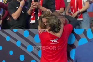 今天帶傷出戰(zhàn)！此前擊敗波蘭后 奧斯曼和看臺(tái)上的女友擁抱~