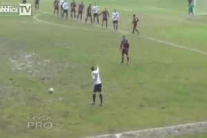 這是足球史上最偉大的鏟球嗎？??