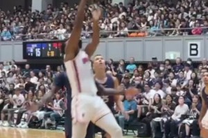 張鎮(zhèn)麟喂球懷特塞德籃下得分 白邊現(xiàn)在這速度還能打CBA嗎??