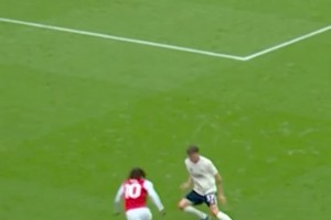 埃澤踢左路幾次風(fēng)騷過人+助攻約克雷斯，換成馬丁可能又是回傳